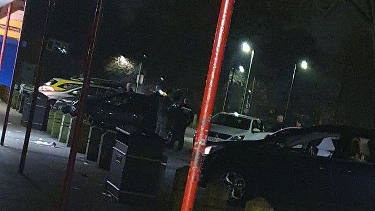 Două adolescente date dispărute au fost găsite într-o mașină oprită de polițiști în trafic. Cine le-ar fi răpit