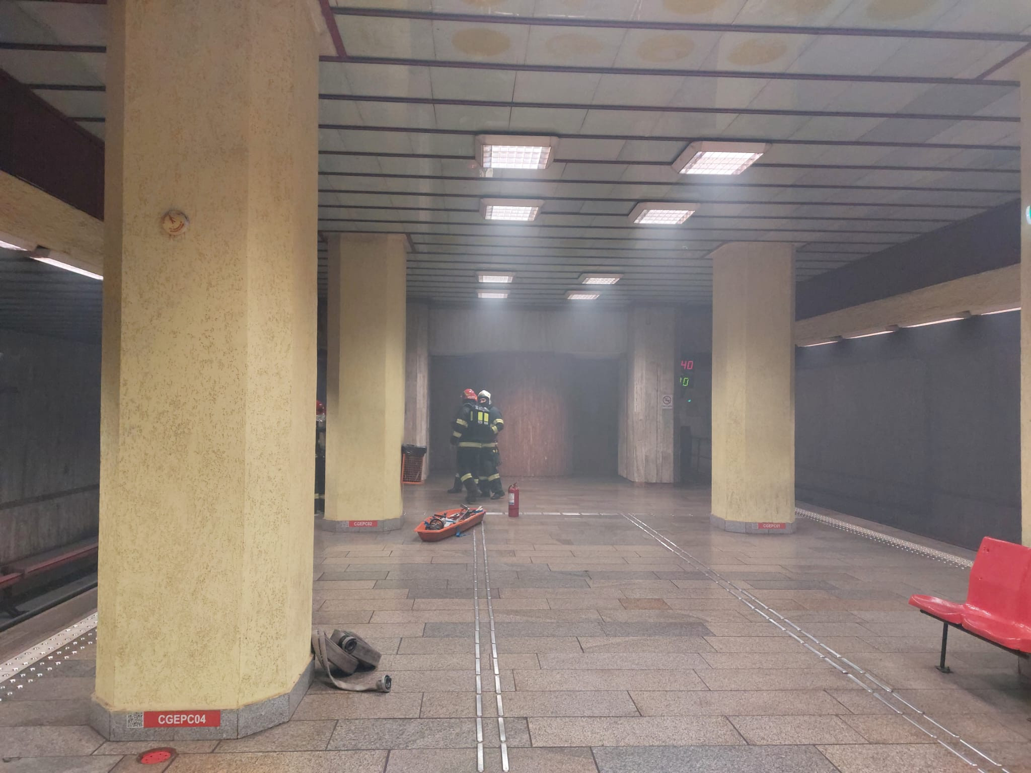 Degajare de fum într-o stație de metrou. Călătorii au fost evacuați. Nu s-au raportat victime