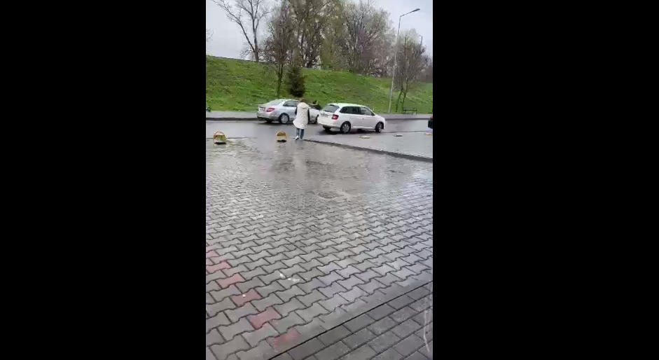 O șoferiță din Arad a luat pe capotă și aproape a călcat-o pe cap pe femeia căreia îi ocupase locul de parcare