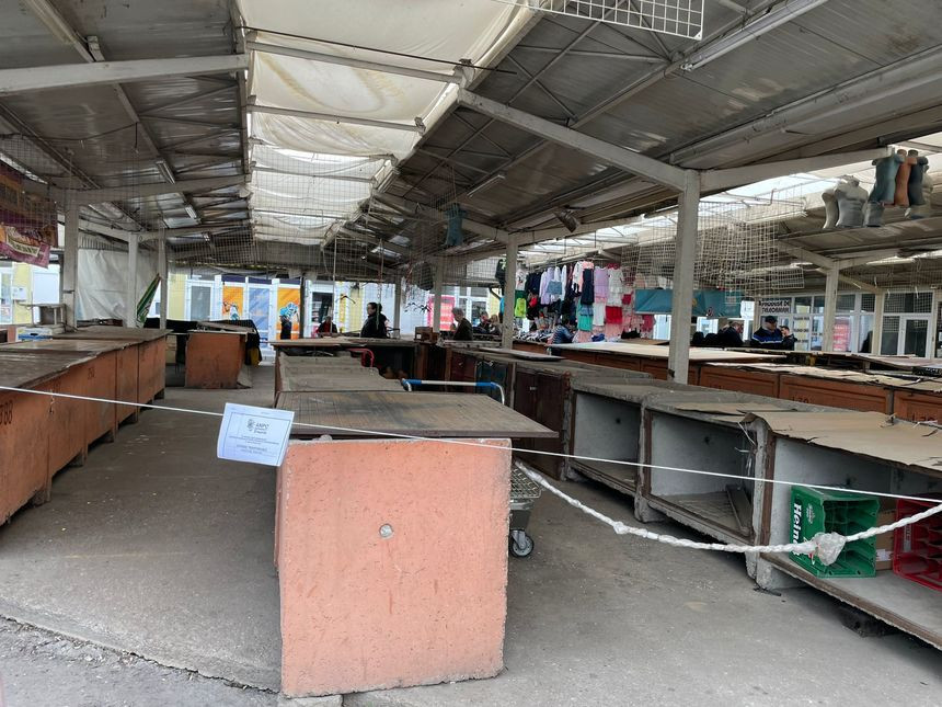 Desant în două dintre cele mai mari piețe din București. ”Aflăm de la escrocul de la tarabă că avem struguri de primăvară”