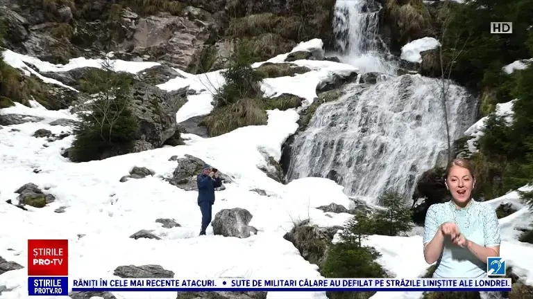 După ospățul de Paște, turiștii din Borșa au luat-o la pas ca să admire una dintre cele mai frumoase cascade din România