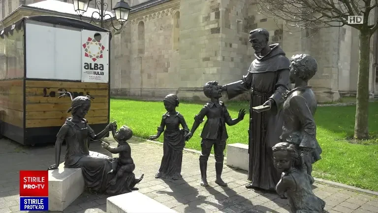 Mai multe statui din Cetatea Alba Carolina au fost umplute de aluat de cozonac și gunoaie. Care a fost motivul