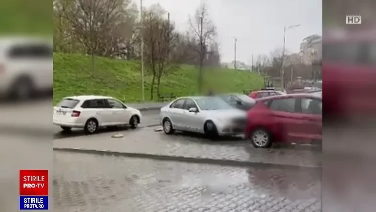 O șoferiță din Arad a luat pe capotă și aproape a călcat-o pe cap pe femeia căreia îi ocupase locul de parcare