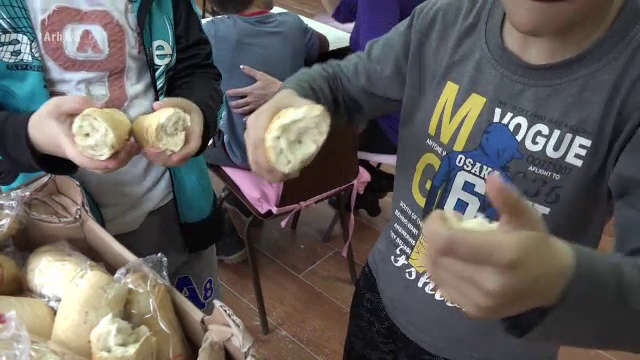 Elevii primesc la școală alimente de o calitate îndoielnică. Raport CE: Mere încrețite, cornuri învechite și lapte stricat