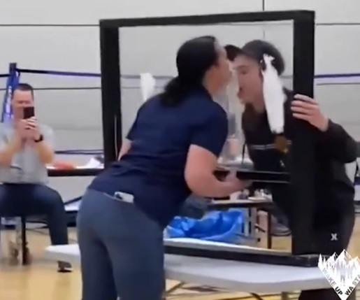 Furie și indignare, după ce zeci de copii au fost antrenați într-un joc dezgustător de „lins geamuri”, la școală