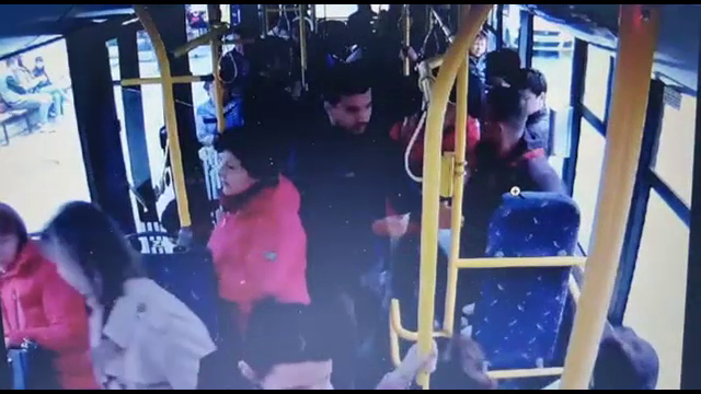 Scandal monstru într-un autobuz, în Pitești. Doi bărbați, tată și fiu, au bătut un călător dintr-un motiv uluitor. VIDEO