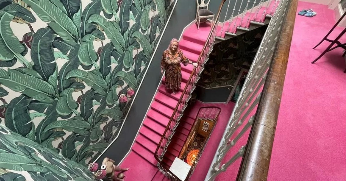 casa femii din scotia cu mocheta roz