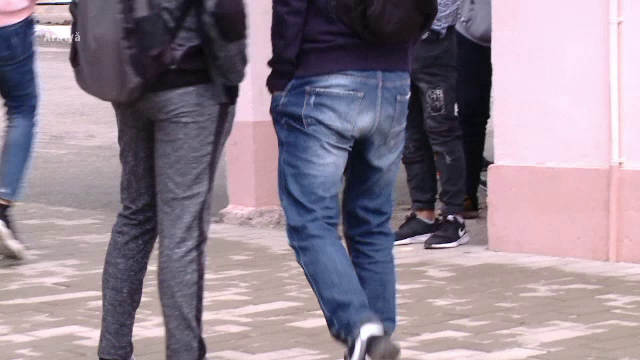 Un elev de 15 ani și-a amenințat cu cuțitul profesorul și colegii de clasă, într-o școală din Bacău