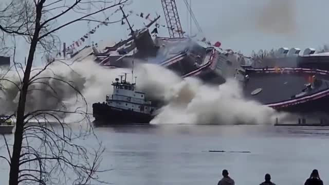 Marina americană a vrut să lanseze la apă cea mai nouă navă de luptă, dar „botezul” nu a decurs conform planului