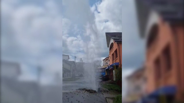 Fântână arteziană pe o stradă din Dej, după ce o țeavă de apă s-a spart. Jetul de apă a ajuns să măsoare aproape cinci metri