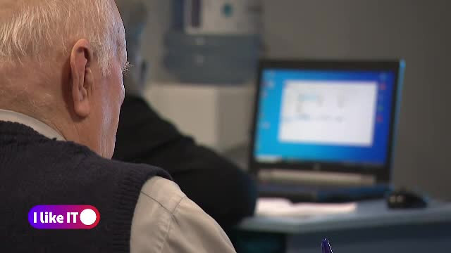 Cursuri de digitalizare pentru persoanele în vârstă, care vor să învețe să folosească Facebook sau Google
