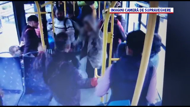 Momentul în care un bărbat este bătut cu bestialitate de doi indivizi, într-un autobuz. „Mi-a spart capul” | VIDEO