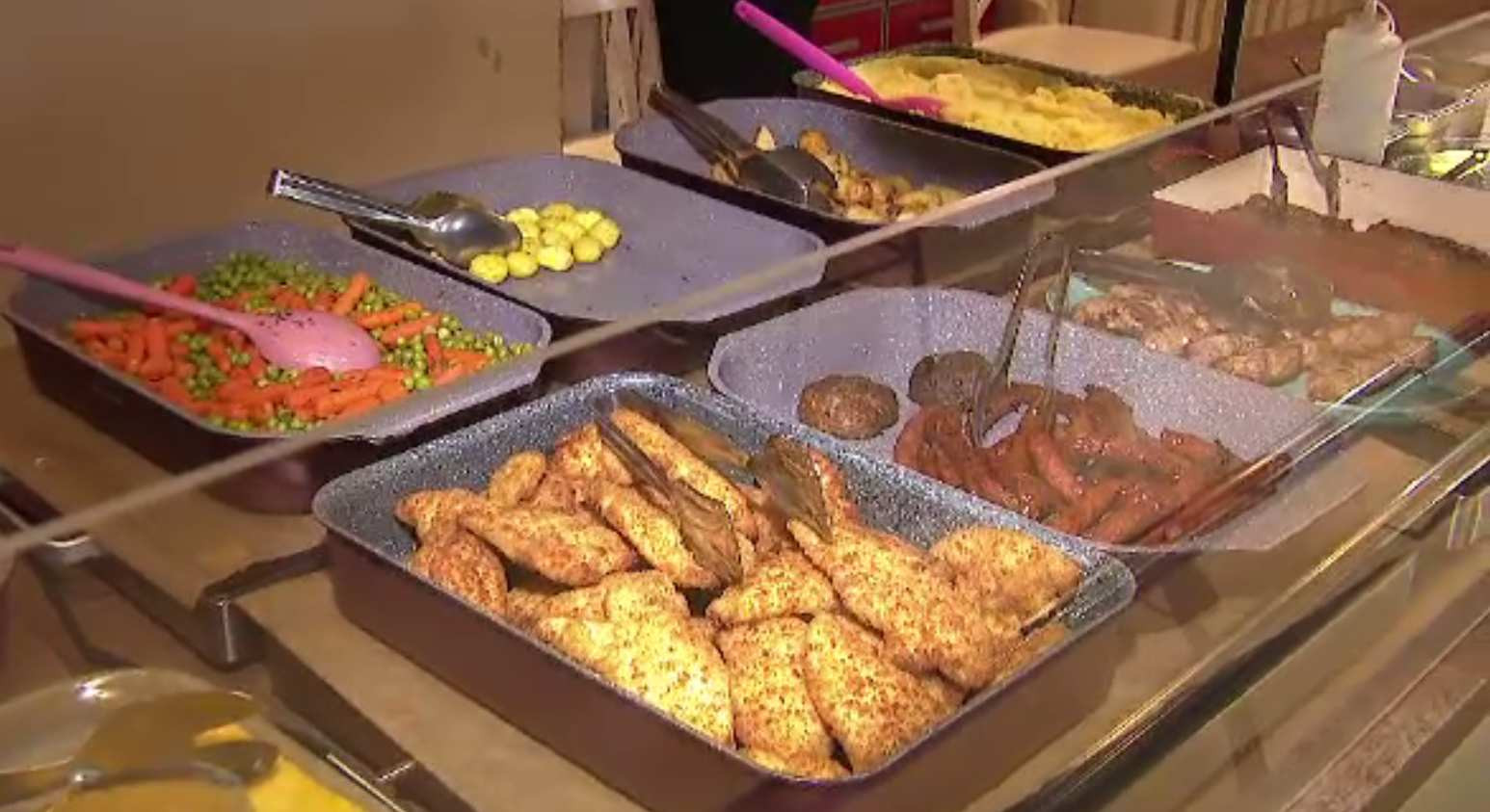 Au apărut reducerile de 50% la mâncarea nevândută de peste zi. Sunt restaurante și patiserii care le oferă. „E un double win”