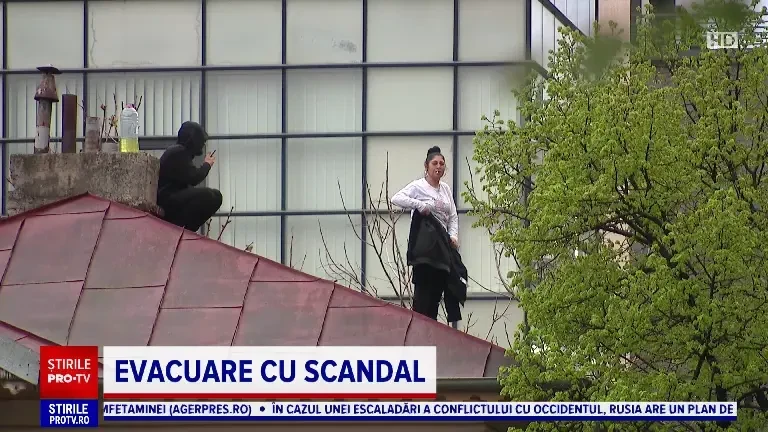 „Păi după 40 de ani ne dați afară?”. Două persoane s-au urcat pe acoperișul casei după ce au aflat că trebuie să se mute