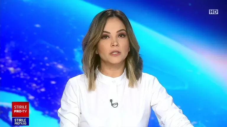 Momentul în care doi bărbați, tată și fiu, lovesc cu pumnii și picioarele un călător, într-un autobuz