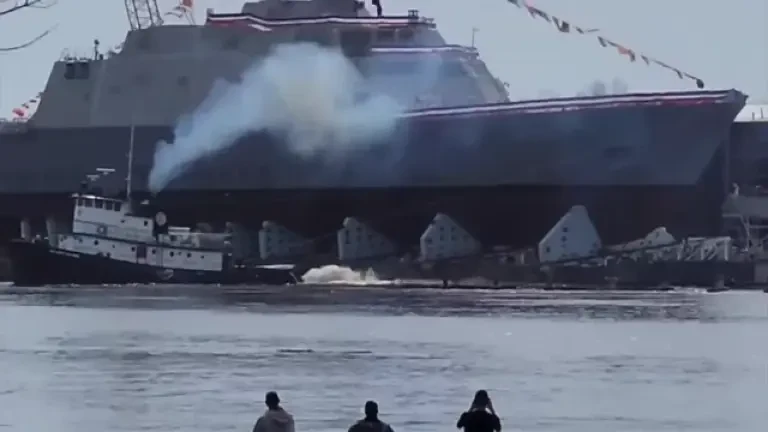 Marina americană a vrut să lanseze la apă cea mai nouă navă de luptă, dar „botezul” nu a decurs conform planului