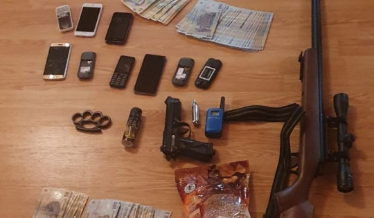 Şapte bărbaţi au fost arestaţi după ce au furat o mașină, au bătut toți pasagerii și i-au amenințat cu un pistol