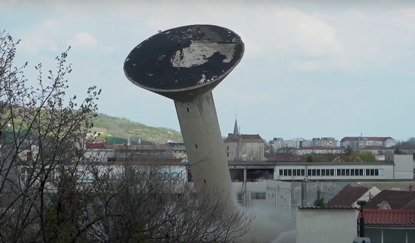 Un turn uriaș de apă s-a prăbușit la Oradea. Ce s-a întâmplat VIDEO