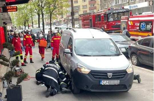 Un șofer din Cluj a trecut cu mașina peste o femeie, fără să-și dea seama. Intervenție delicată a pompierilor