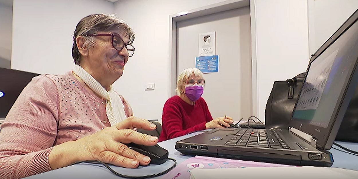 Au apărut primele cursuri gratuite de digitalizare pentru bătrâni. Cine le organizează