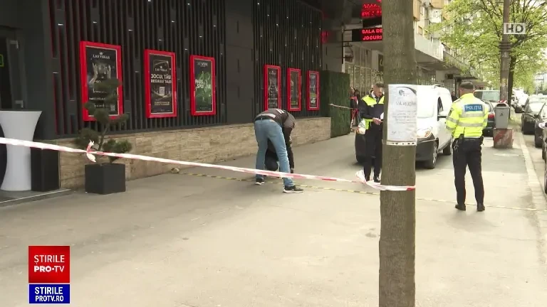 Un șofer din Cluj a trecut cu mașina peste o femeie, fără să-și dea seama. Intervenție delicată a pompierilor