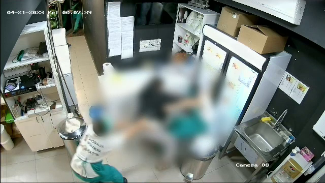 „Suntem ca în vestul salbatic”. Angajații unui fast food din București, atacați cu maceta de un client nemulțumit de șaorma