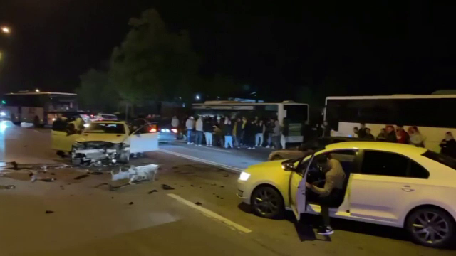 Accident grav în timpul unor curse ilegale de mașini, în Pitești. Trei bolizi s-au făcut zob, șoferii au ajuns la spital