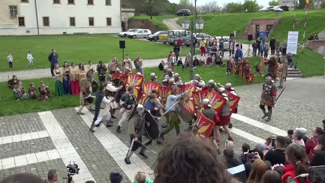 Lupte strânse între daci și romani la Alba Iulia. Sezonul de spectacole în cetate a fost deschis
