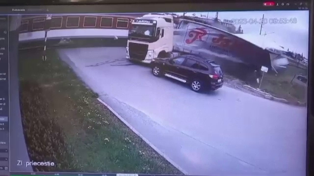 Doi bărbați au scăpat cu viață ca prin minune, după ce TIR-ul pe care îl conduceau a fost lovit din plin de un tren | VIDEO