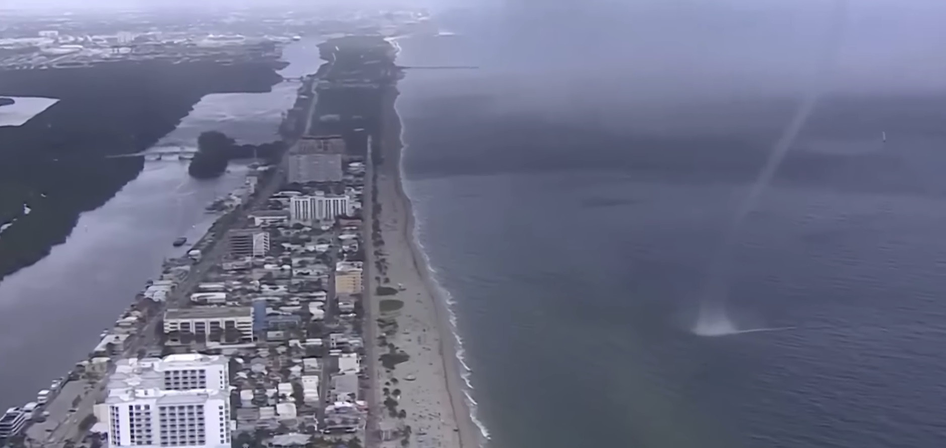 Imagini cu o trombă de apă care mătură o plajă din Miami, plină de oameni. VIDEO