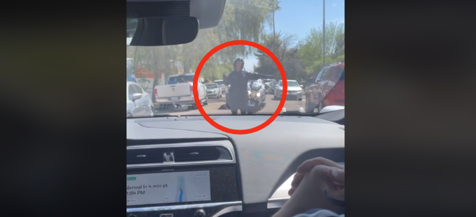 VIDEO viral pe TikTok. Un polițist încearcă să oprească o mașină fără șofer, în râsetele pasagerilor