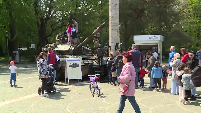 Forțele Terestre Române își scot din unități armamentul, echipamentul și tehnica. Publicul le poate admira