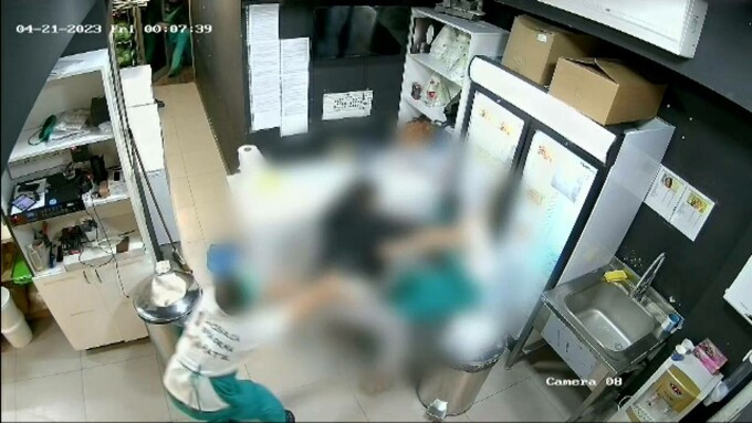 Bărbatul care a atacat cu maceta angajații unui fast-food din București s-a predat la poliție și a fost reținut