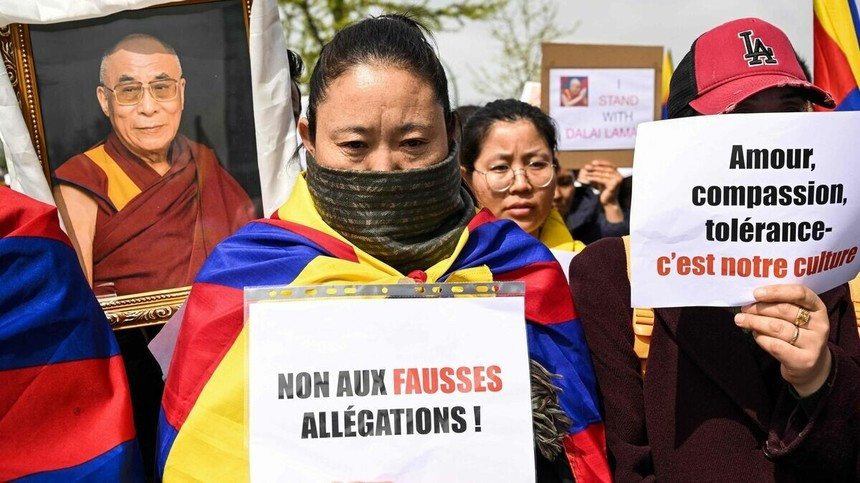 Sute de tibetani au demonstrat la Paris în sprijinul lui Dalai Lama, reproşând presei occidentale că face jocurile Chinei