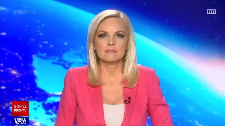 Momentul în care o mașină este aruncată în aer de roata desprinsă de la un alt autoturism, pe autostradă