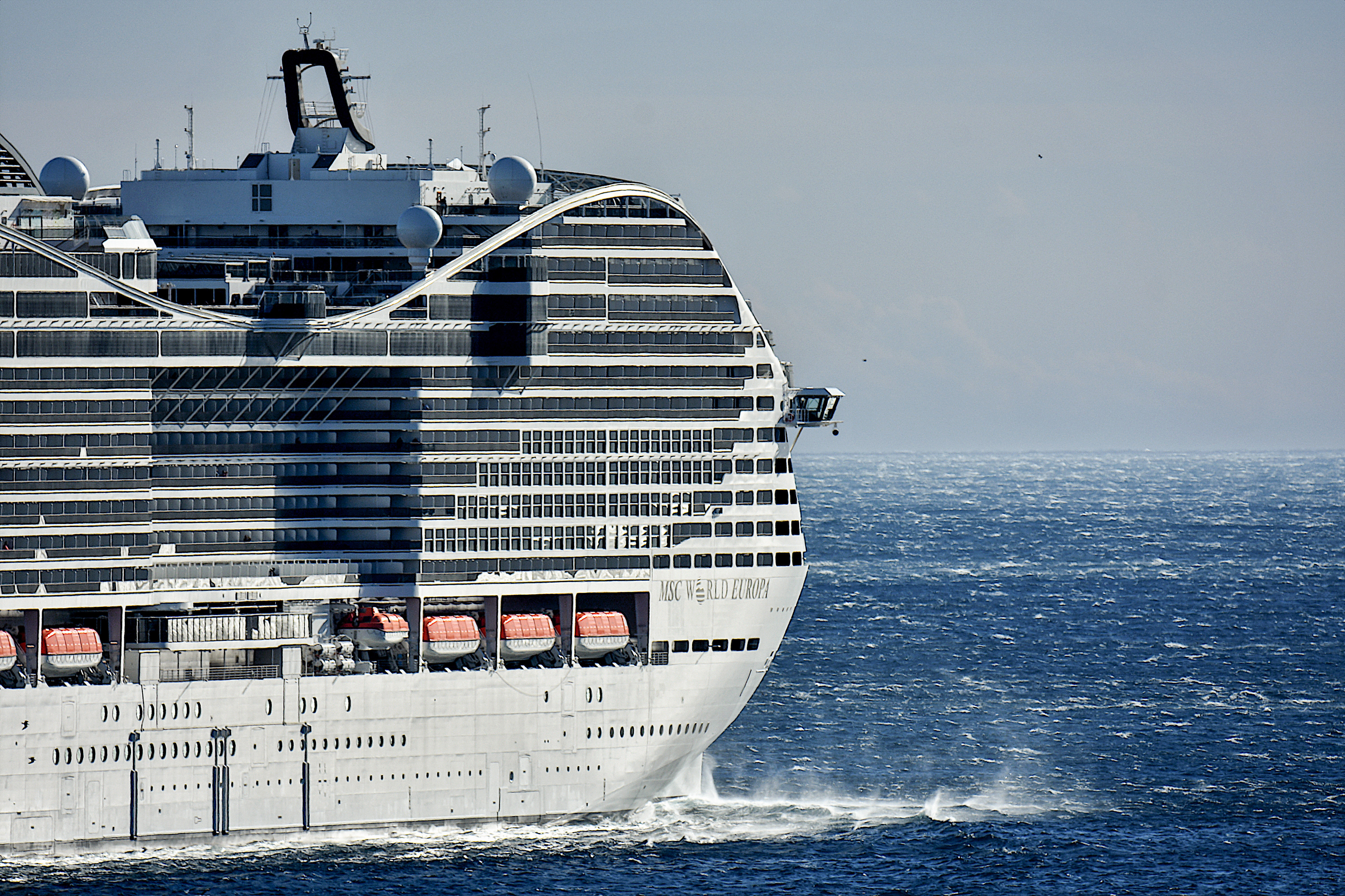 Vacanță de groază pe un vas de croazieră. Un tânăr s-a aruncat peste bord în fața familiei sale. Ultimele cuvinte spuse de el