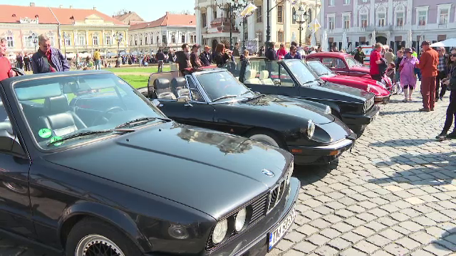 Expoziție de mașini de epocă, la Timișoara. Peste 100 de autovehicule au fost în centrul atenției