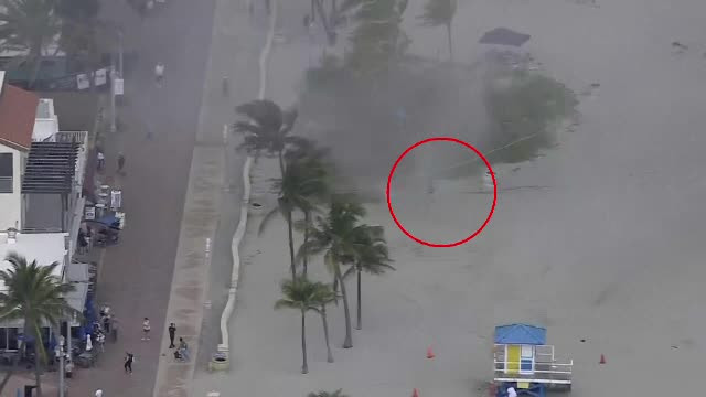 Imagini dramatice, filmate din elicopter. Momentul în care un turist este prins de o tornadă uriașă pe plajă