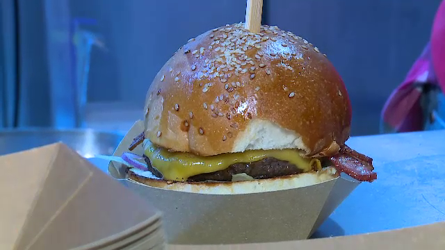 Preparatele preferate de bucureșteni la Street Food Festival, pe Bulevardul Kiseleff. Câţi bani au scos din buzunar