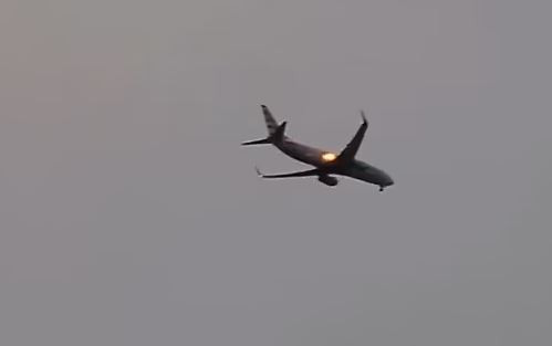 Momentul în care un avion ia foc la scurt timp de la decolare, după ce a lovit un stol de păsări. FOTO & VIDEO