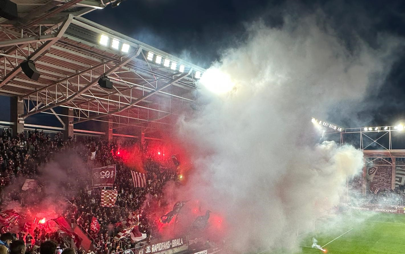 VIDEO. Meciul Rapid - FCSB a început cu întârziere, din cauza suporterilor. O perdea de fum a cuprins stadionul câteva minute