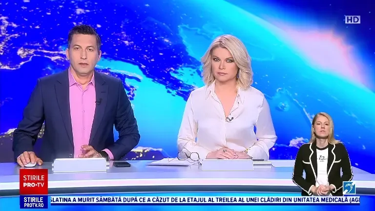 Altar cu lumânări, flori şi jucării în locul în care a fost ucis de TIR băiețelul de trei ani, din Lețcani