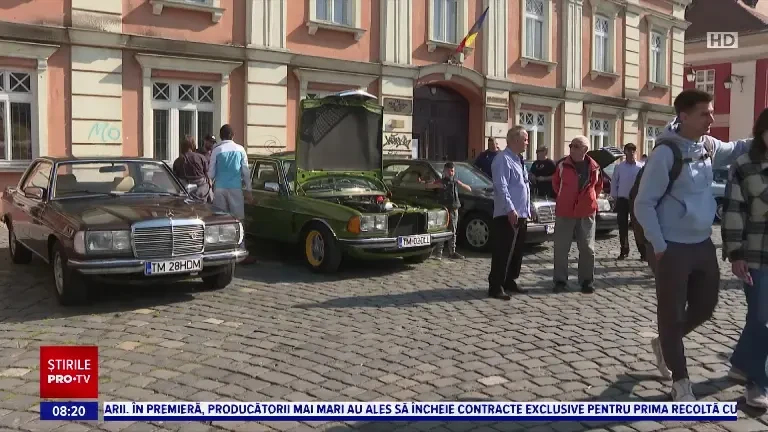 Expoziție de mașini de epocă, la Timișoara. Peste 100 de autovehicule au fost în centrul atenției