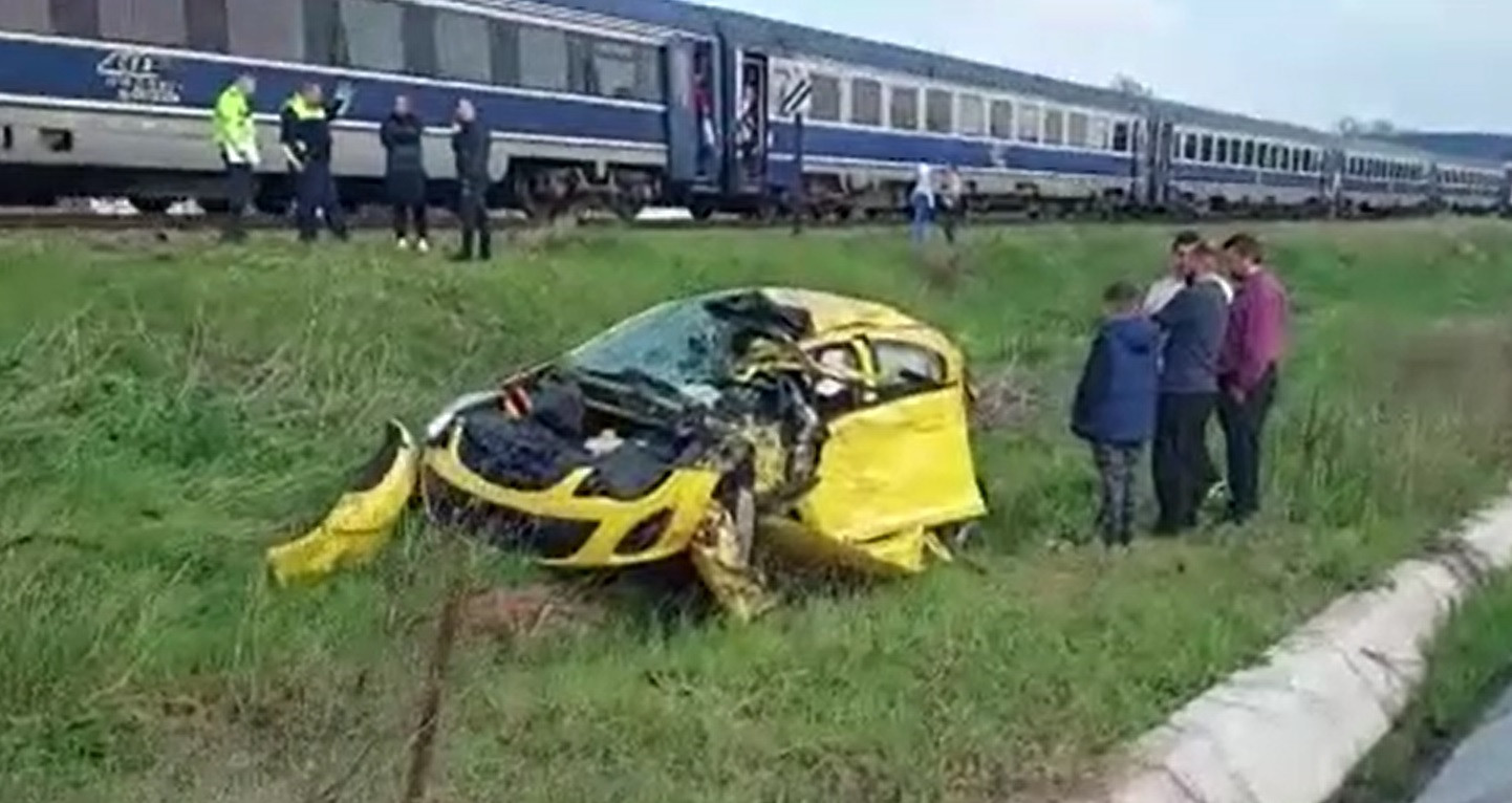 Maşină lovită de tren. O femeie şi copilul său de 8 ani au fost răniţi