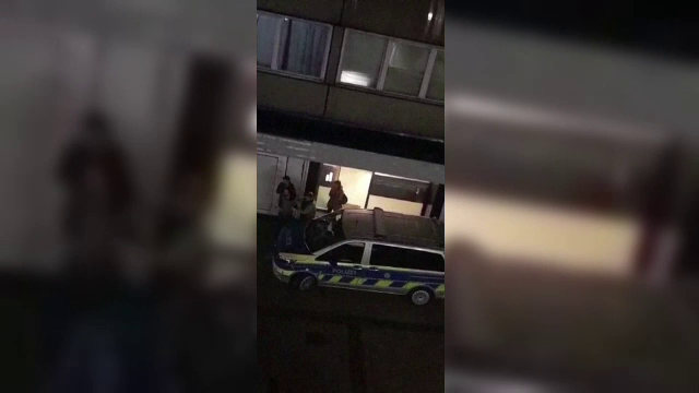 A înjungiat patru persoane într-un vestiar și a fugit. Atacatorul a fost prins după ce poliția a anunțat o recompensă