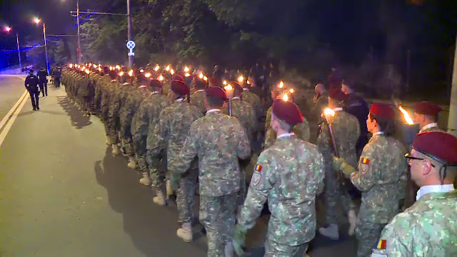 Forțele Terestre au defilat cu torțe în centrul Bucureștiului. ”Suntem în siguranță cu ei”