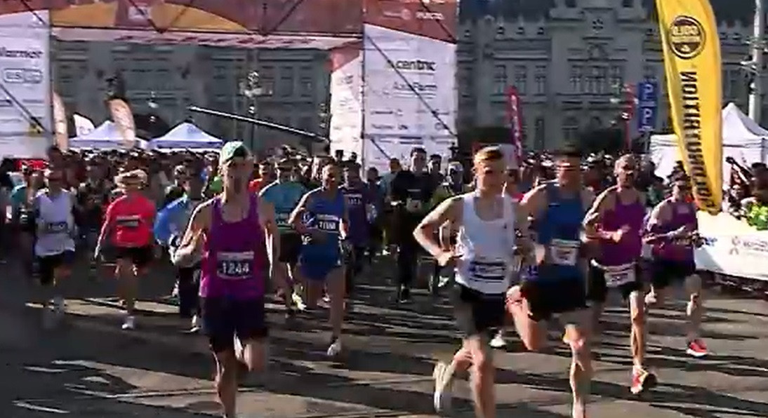 Iași: Mii de oameni au luat startul la un semimaraton dedicat copiilor prea săraci pentru a merge la şcoală