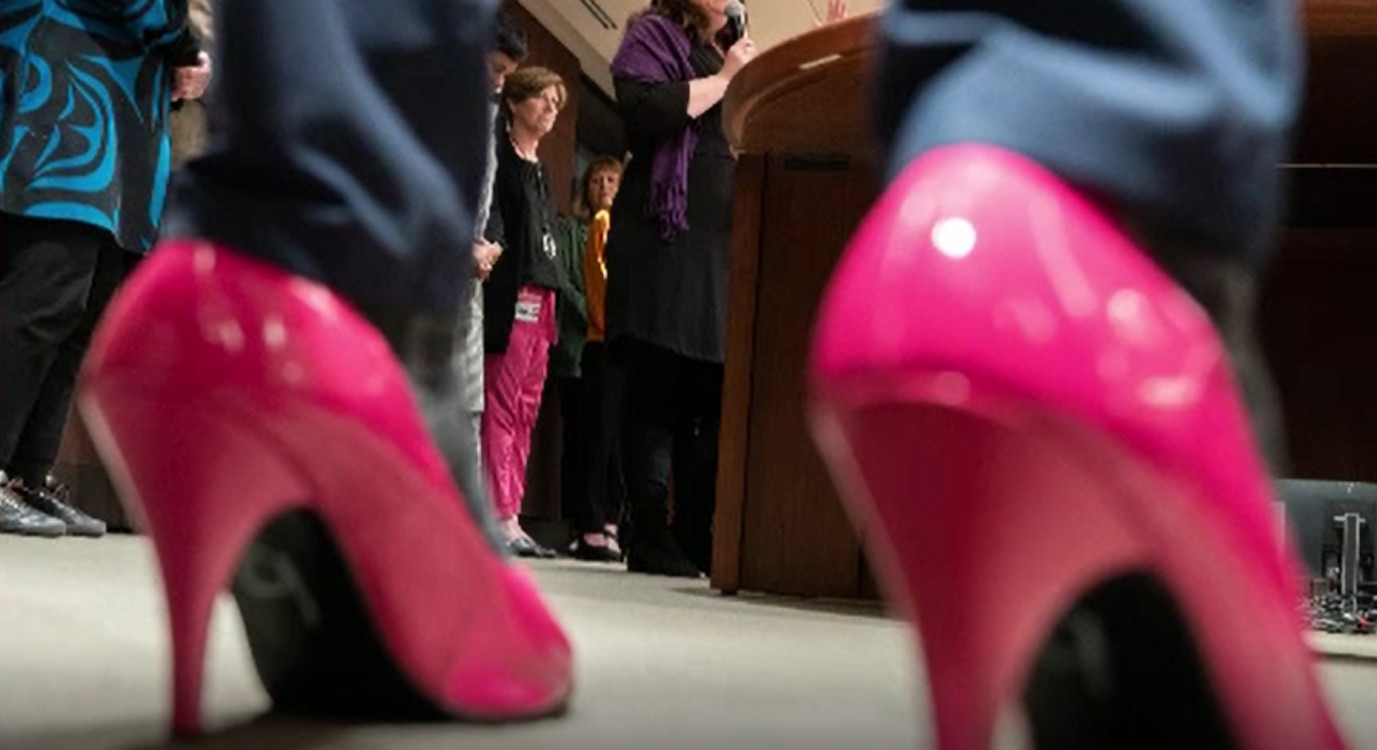 Mai mulți politicieni din Canada și-au pus pantofi cu toc și au protestat împotriva violenței față de femei