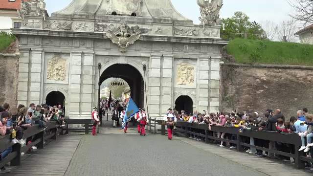 Schimbarea gărzii din cetatea Alba Carolina îi impresionează pe turiștii veniți din toată lumea. ”Este ceva extraordinar”