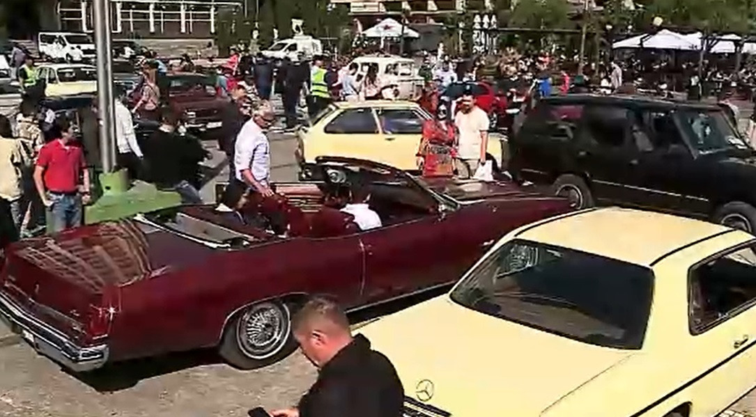 „Bijuterii” pe patru roți în centrul Iașiului. O mașină inspirată din filmele cu James Bond, atracția expoziției